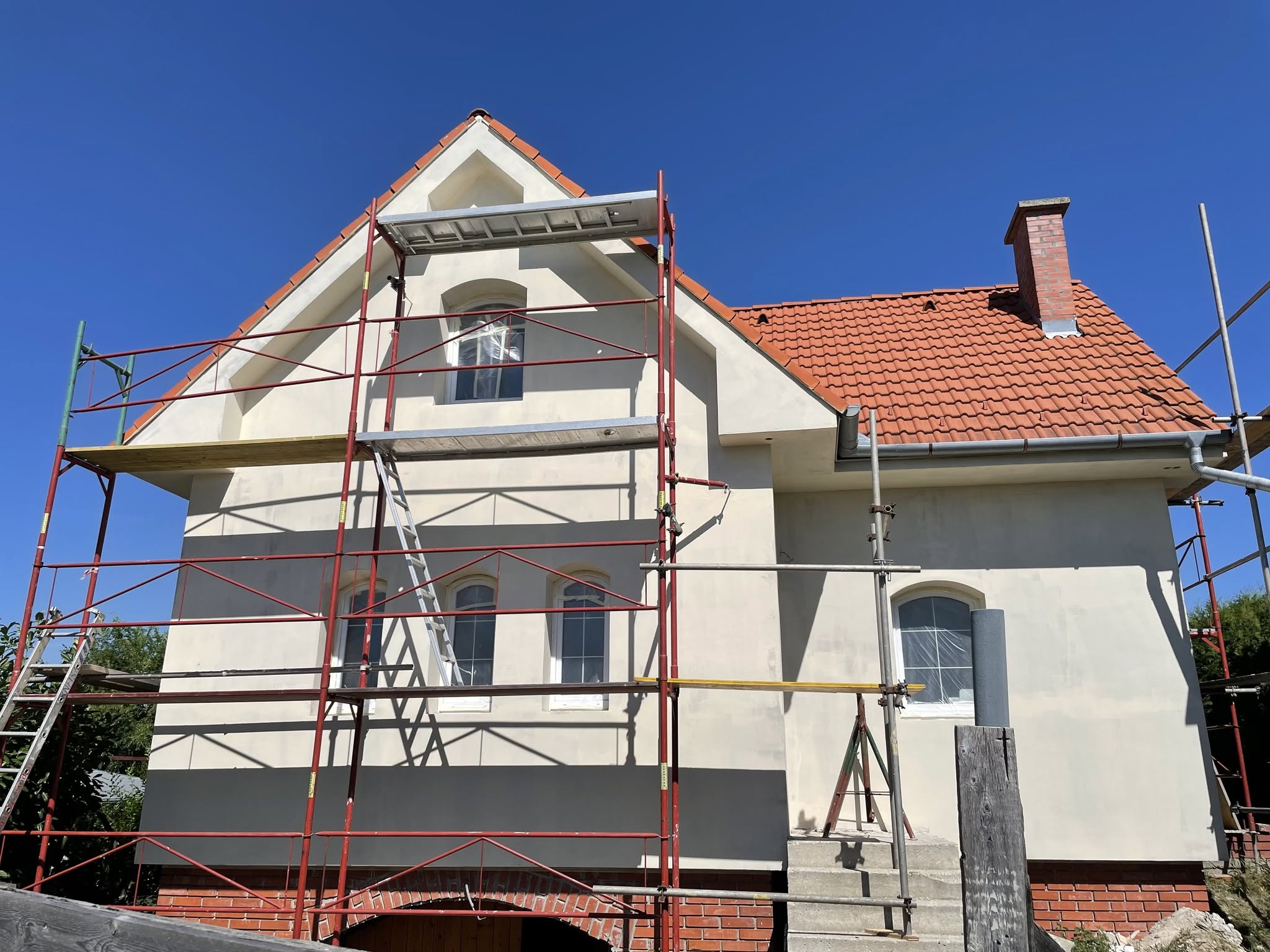 Homlokzati állványozás családi házon